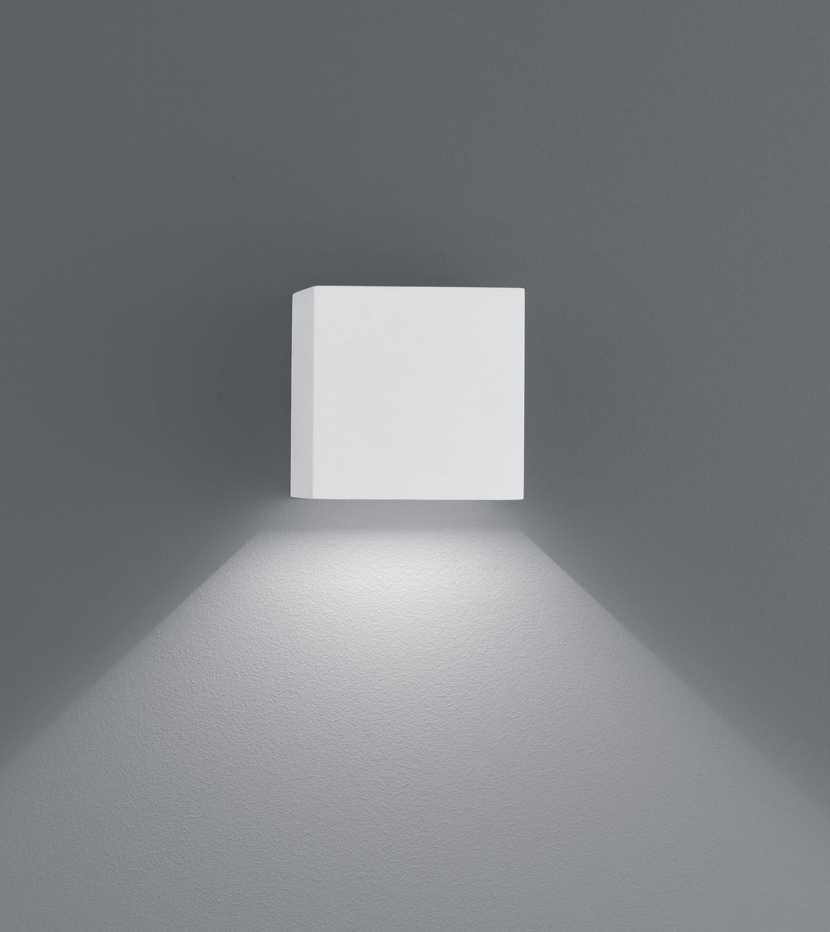 Produit de face sur fond gris, cube blanc diffusant un halo vers le sol