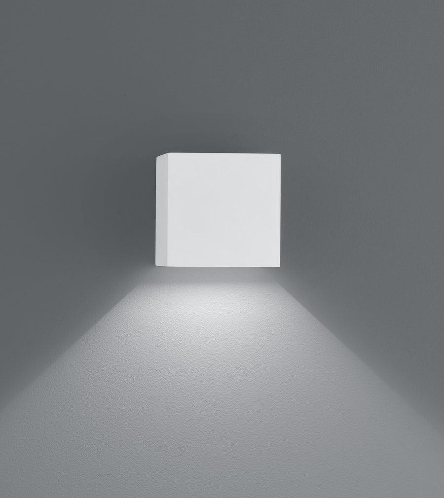 Produit de face sur fond gris, cube blanc diffusant un halo vers le sol