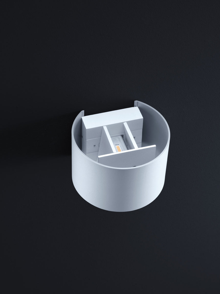 Vue de l'intérieur du luminaire montrant le module LED et le réflecteur
