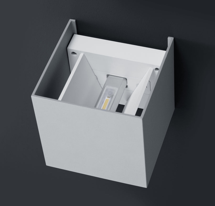 Vue rapprochée de l'applique blanche ouverte montrant module LED et fixation interne