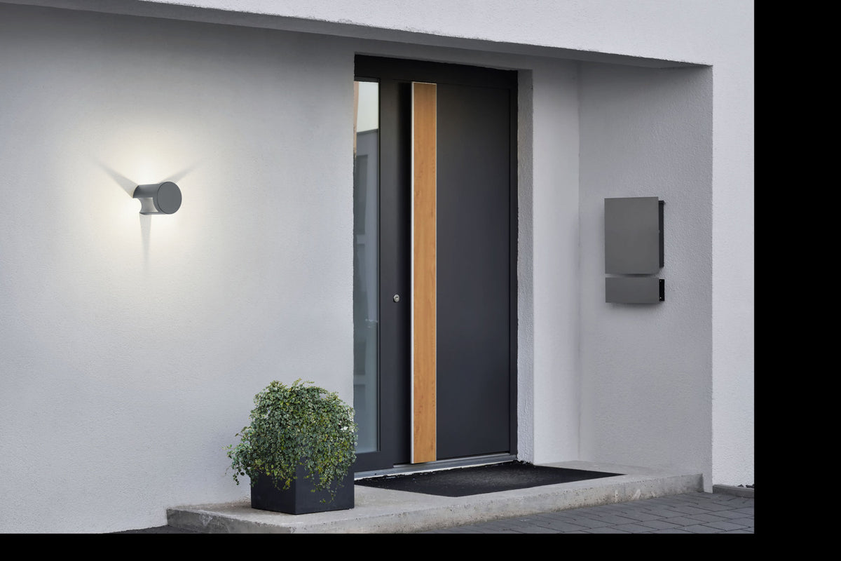 Mise en ambiance extérieure de l'applique murale anthracite près d'une porte d'entrée