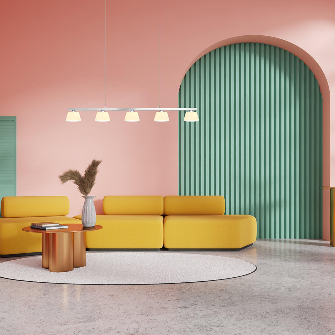 Mise en ambiance salon moderne, canapé jaune et mur rose, suspension allumée