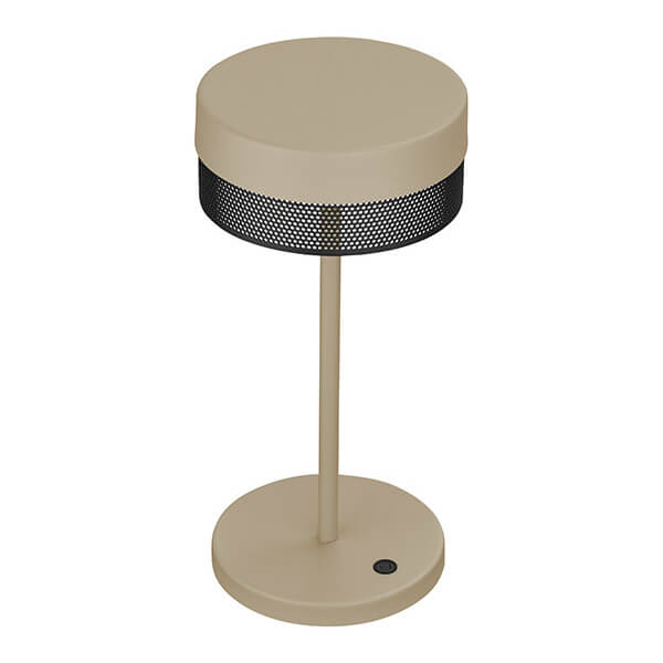 Vue rapprochée de la lampe beige, abat-jour grillagé et pied central.