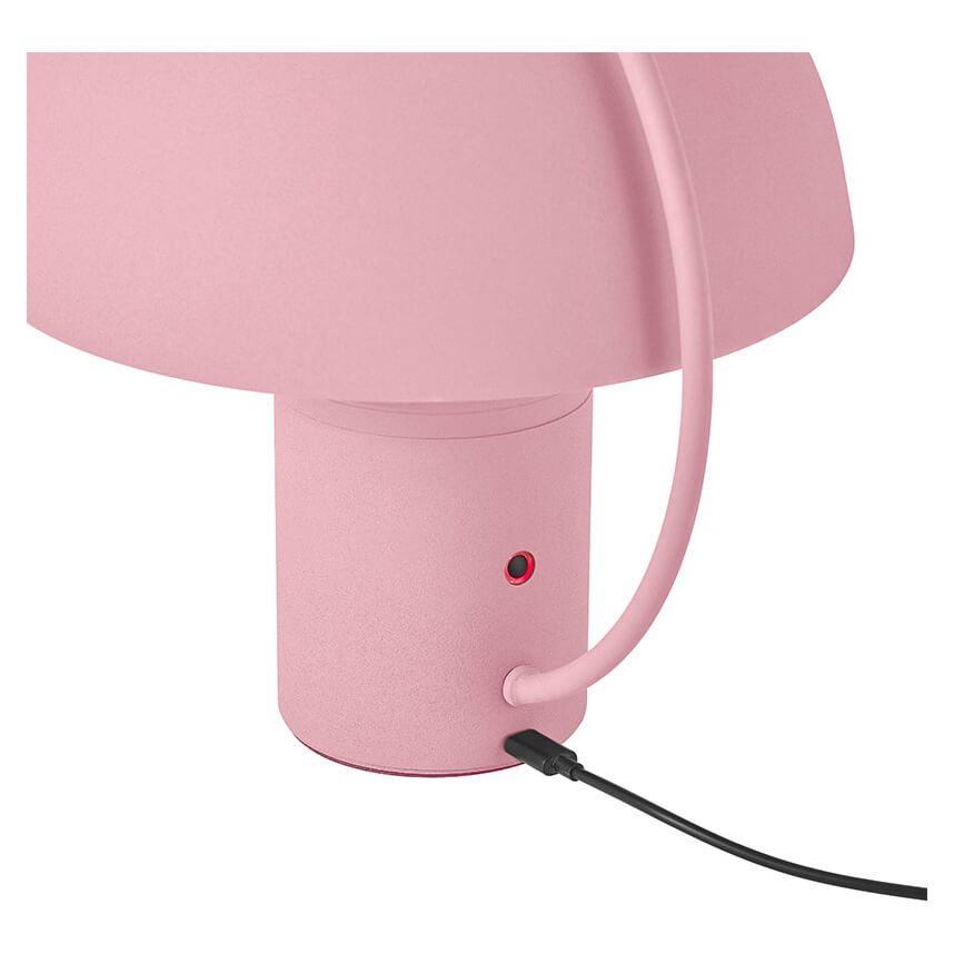 Détail du socle cylindrique rose avec bouton, port de charge et câble noir.