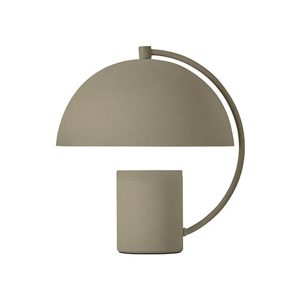 Lampe de face sur fond blanc, abat-jour dôme et base cylindrique vert olive.