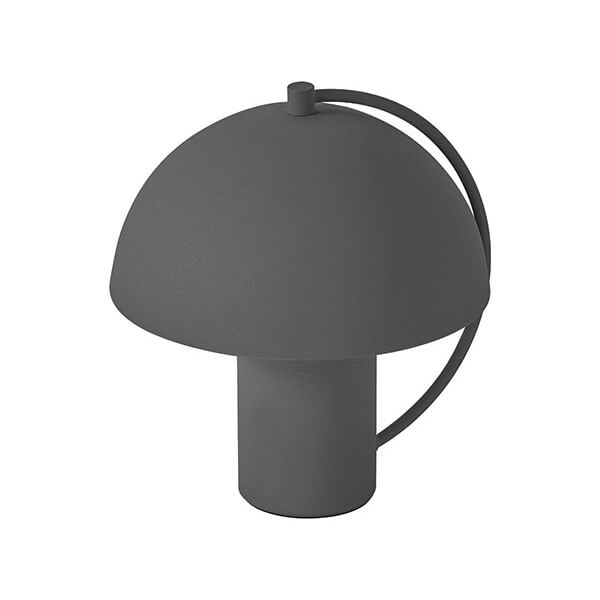 Vue de trois quarts montrant l'abat-jour bombé et le pied cylindrique de la lampe