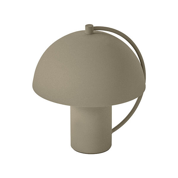 Vue en trois quarts de la lampe, montrant l’anse courbe et le pied cylindrique.