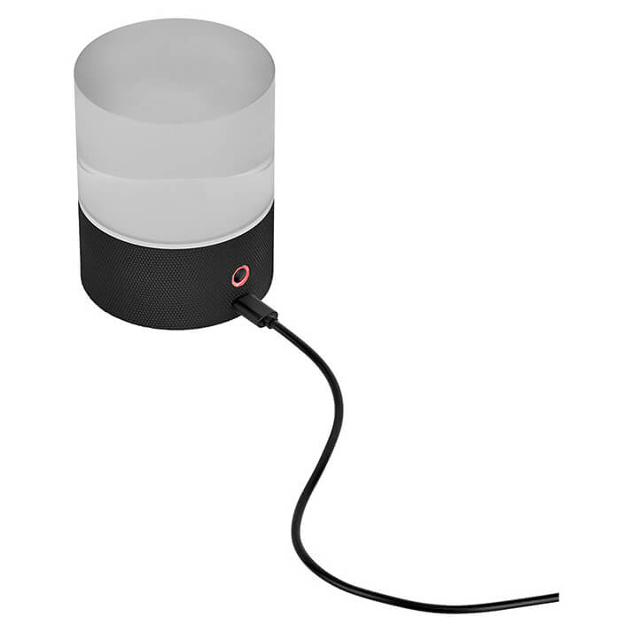 Détail du port USB et du câble branché sur la base noire texturée de la lampe.