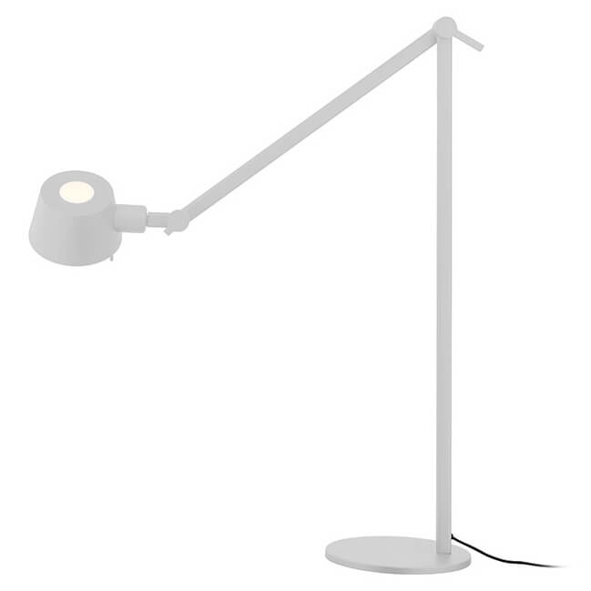 Vue de trois quarts du lampadaire, bras replié, socle rond et câble noir
