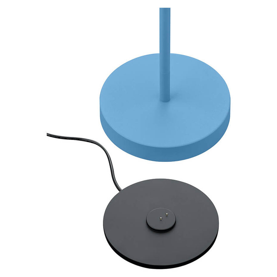 Détail de la base bleue et de son socle de charge noir avec câble