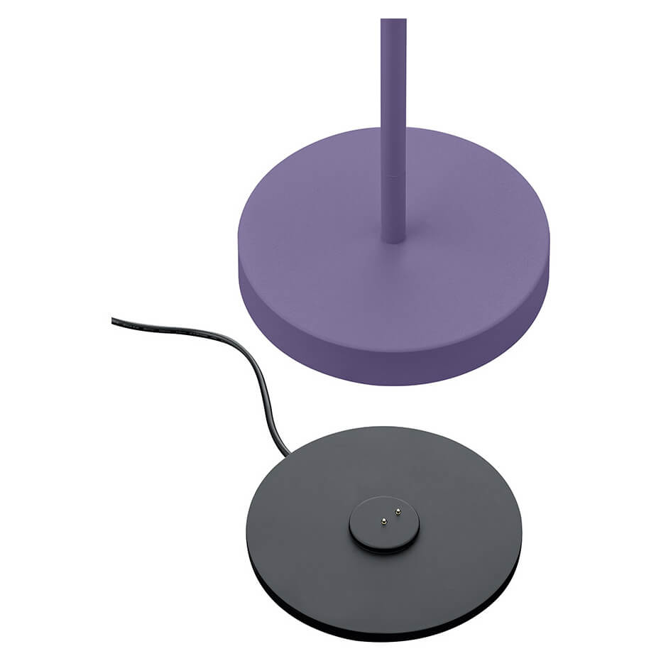 Détail de la base ronde et de son socle de recharge avec câble noir