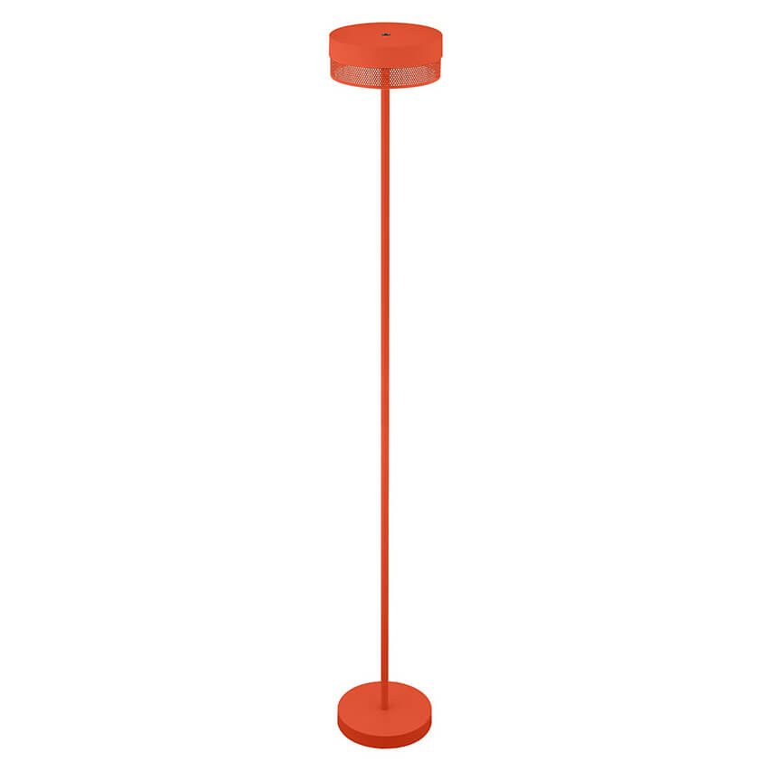 Vue d'ensemble du lampadaire orange, tête cylindrique perforée et long pied fin.