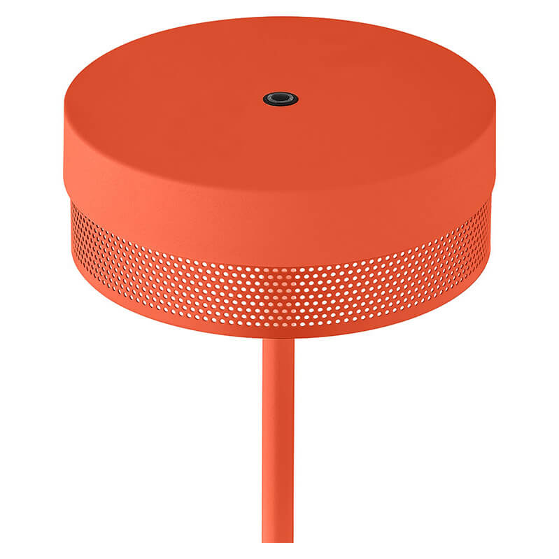Détail du diffuseur cylindrique orangé avec bandeau perforé et bouton central.