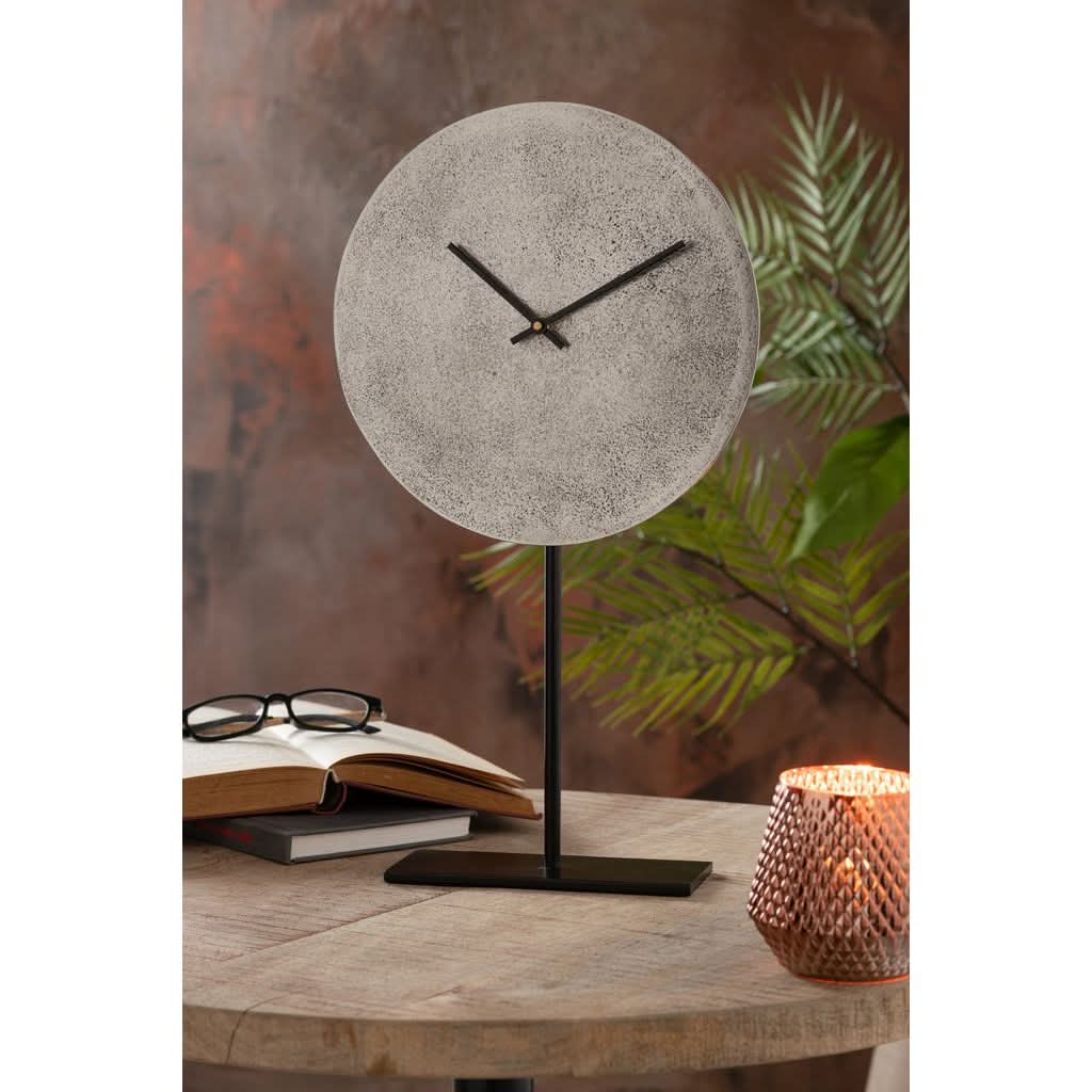 Horloge Métallique Argentée Sur Pied