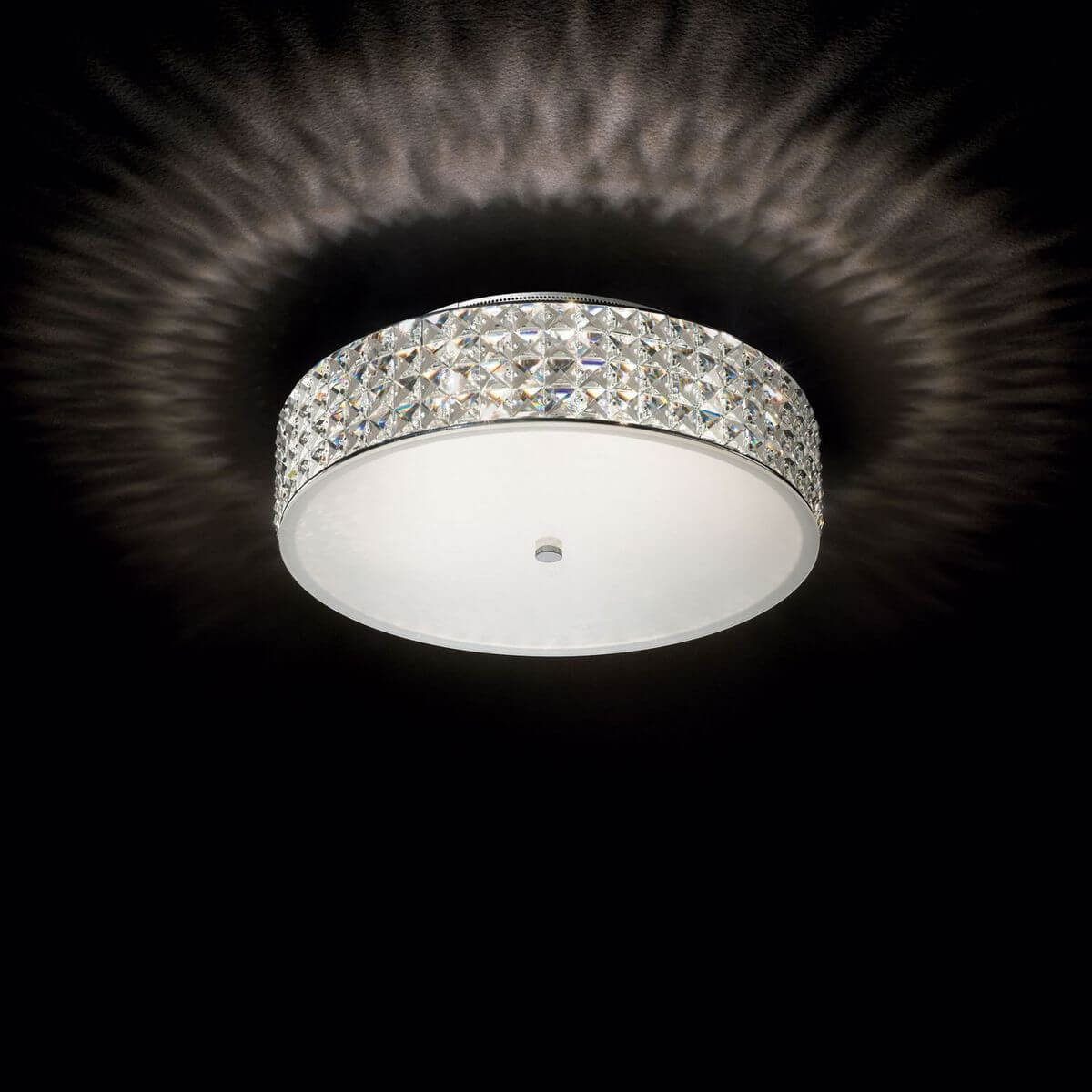 Mise en ambiance dans le noir, halos lumineux projetés au plafond par le cristal.