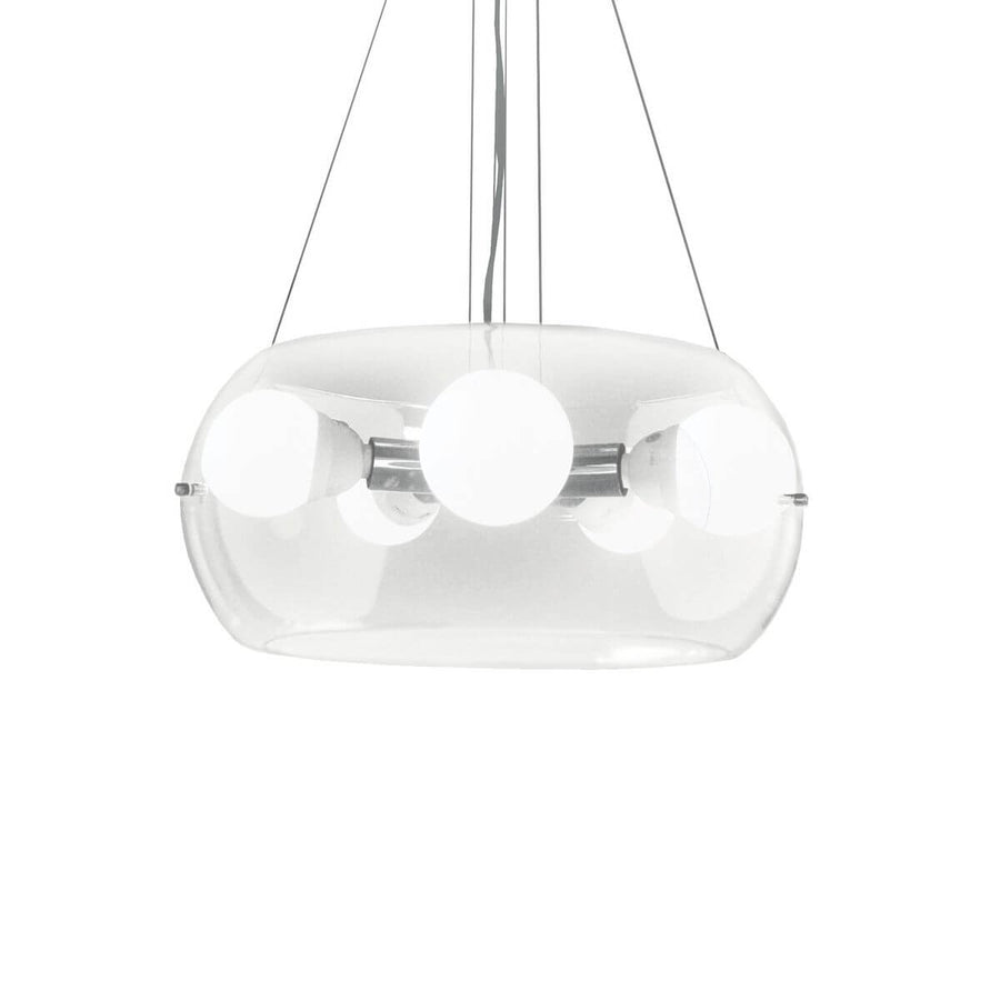 Suspension en verre transparent avec cinq globes blancs et structure chromée, vue de face