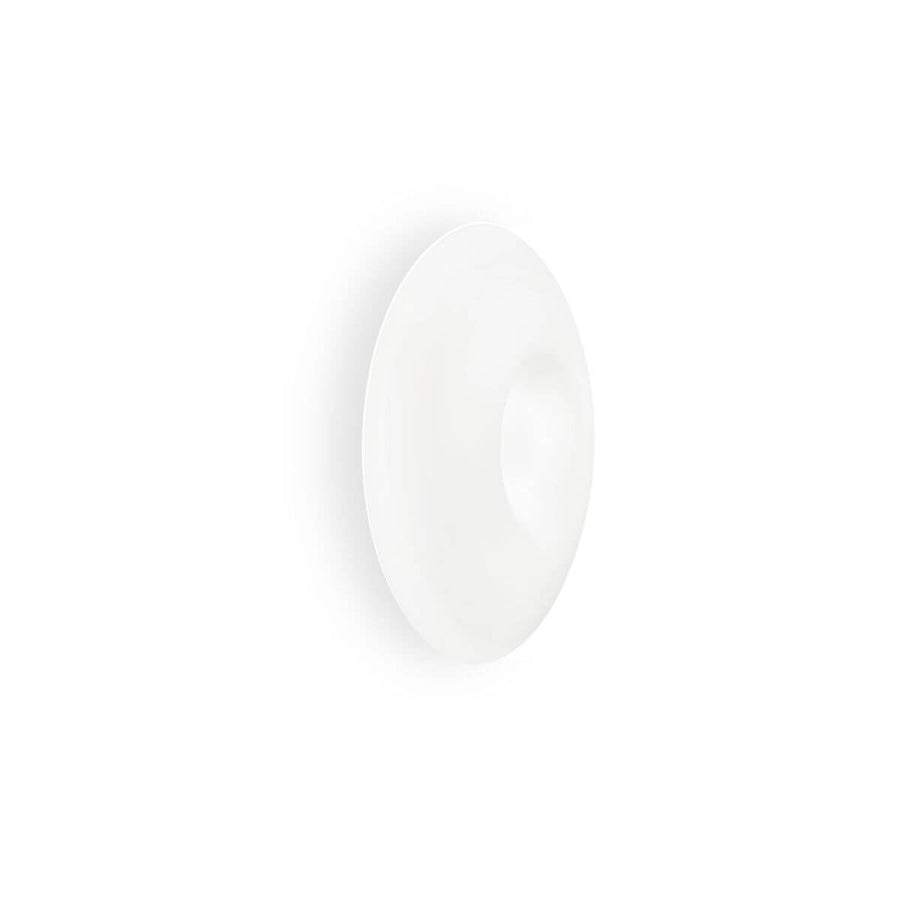 Plafonnier rond en verre blanc vu de trois quarts sur fond blanc, forme galbée