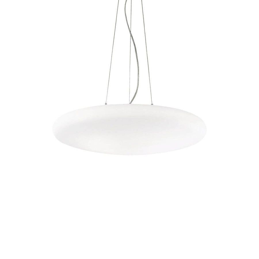 Suspension blanche en verre avec abat-jour rond vue de face sur fond blanc.