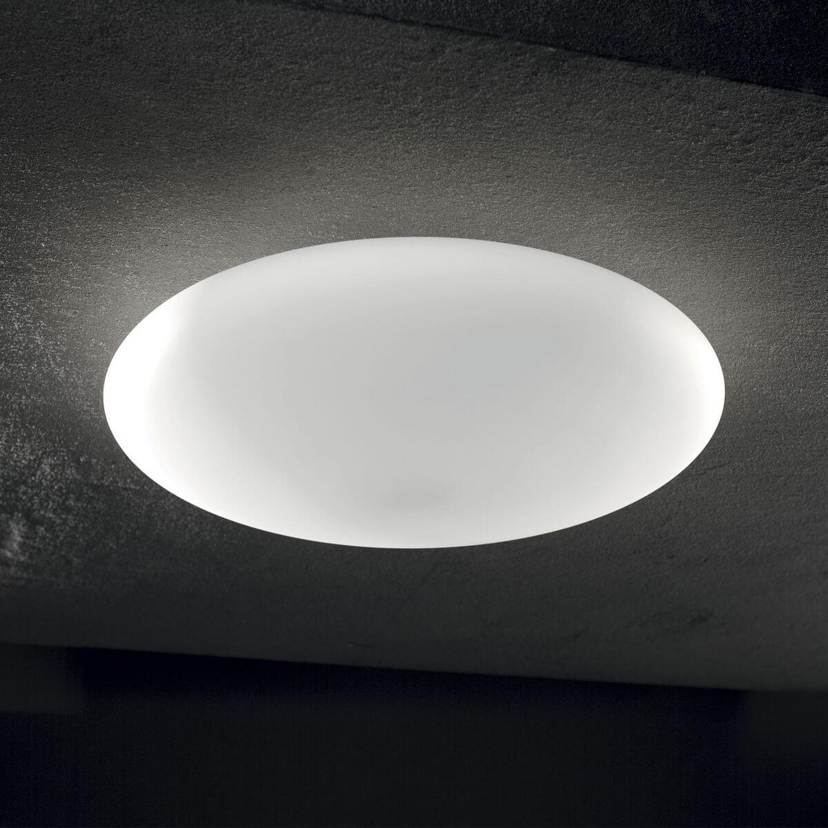Mise en ambiance du plafonnier allumé, halo lumineux sur plafond sombre texturé