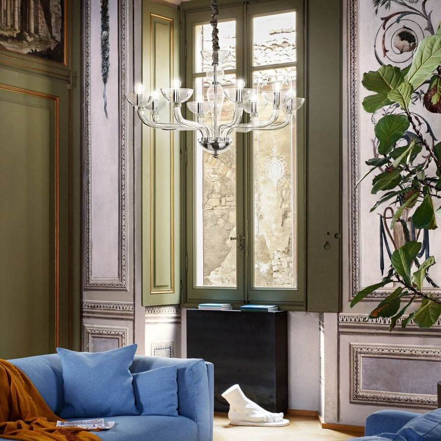 Luminaire installé dans un salon classique, devant une fenêtre à volets verts