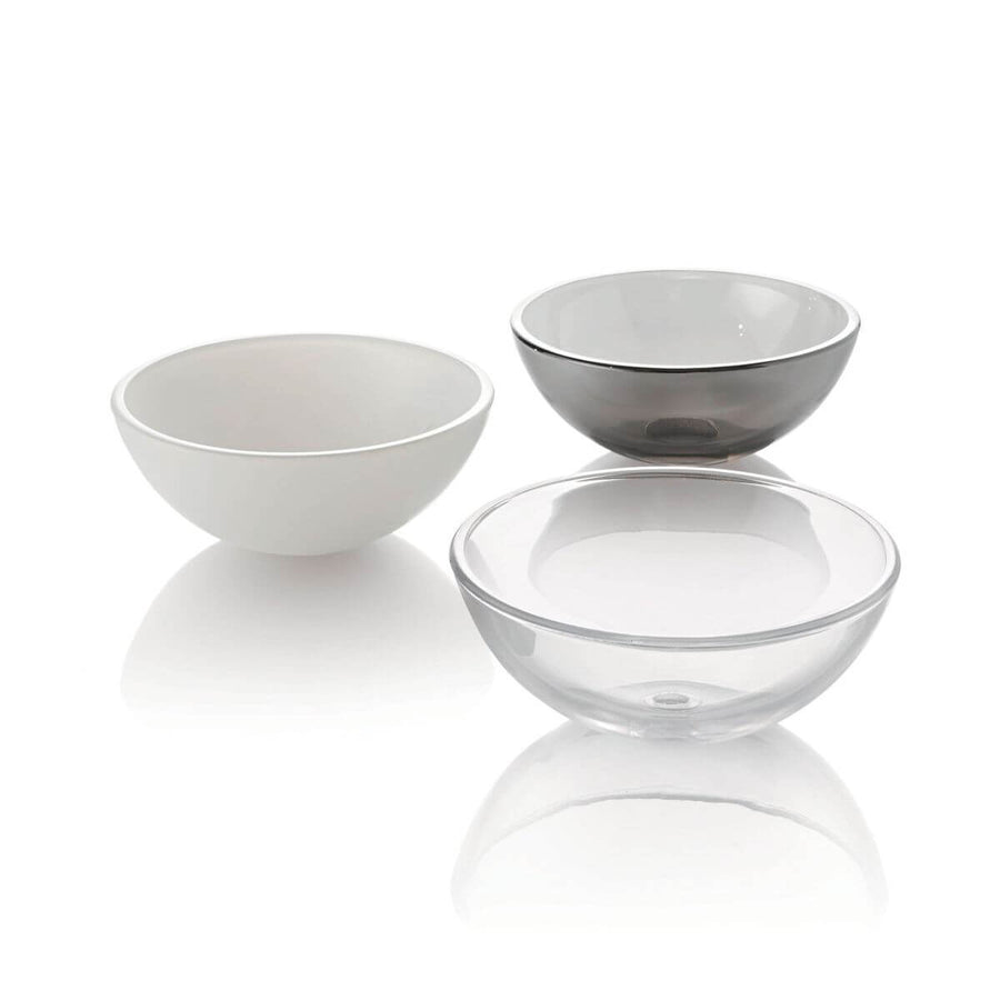 Trois coupelles en verre : blanc opaque, fumé et transparent, posées côte à côte