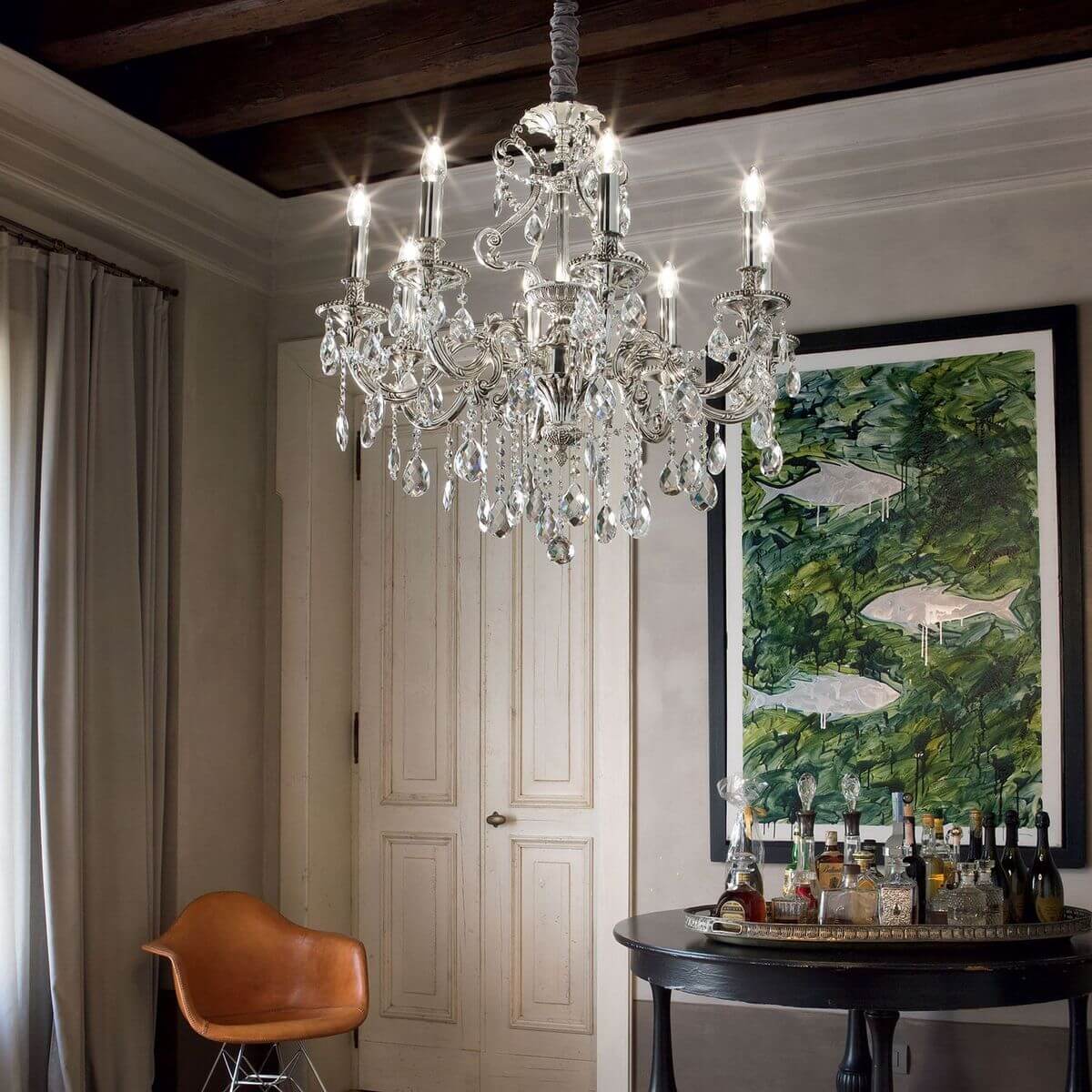 Mise en ambiance de la suspension allumée dans un intérieur chic avec mobilier et tableau