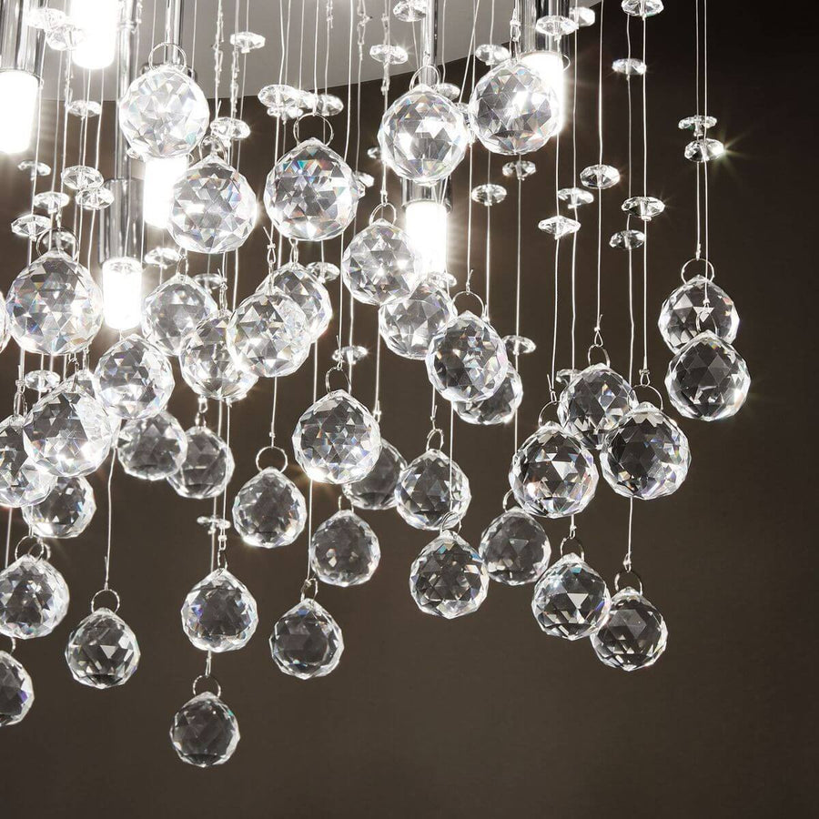 Gros plan sur les boules de cristal facettées et les tiges métalliques réfléchissantes