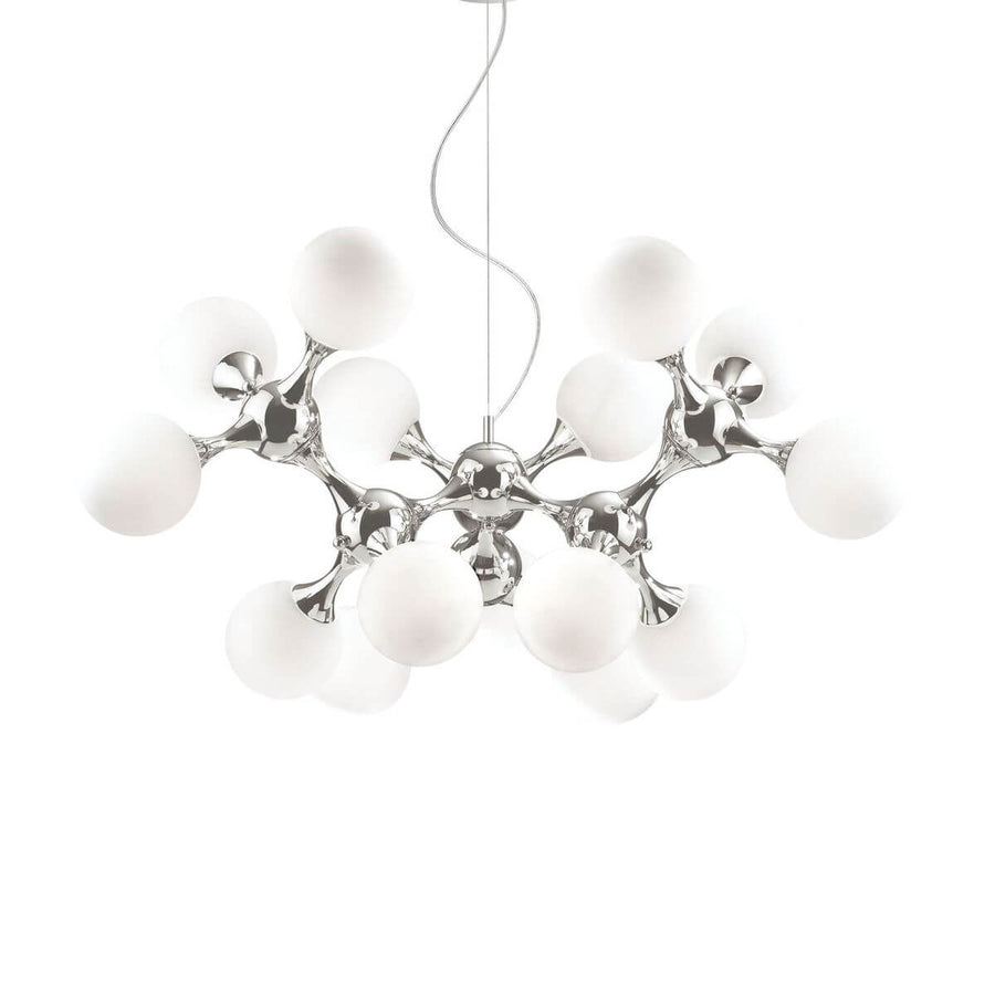 Suspension vue de face sur fond blanc, quinze globes de verre opalin et structure chromée