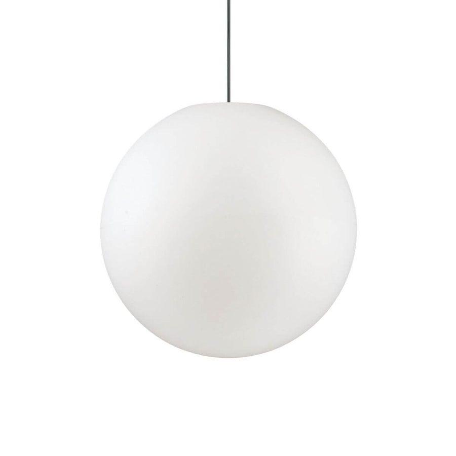 Suspension boule blanche isolée sur fond blanc, vue de face, cordon noir.