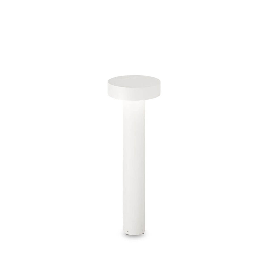 Lampadaire extérieur blanc de face sur fond neutre, fût cylindrique et chapeau plat.