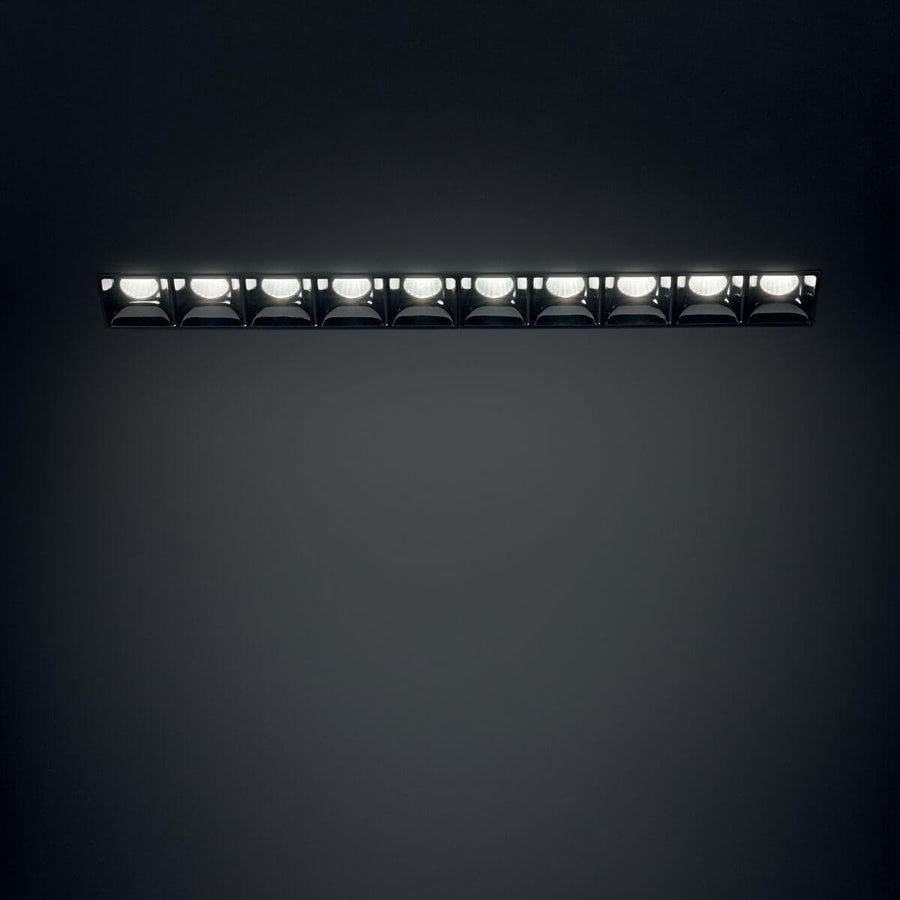 Produit allumé dans le noir, faisceaux lumineux alignés vers le bas