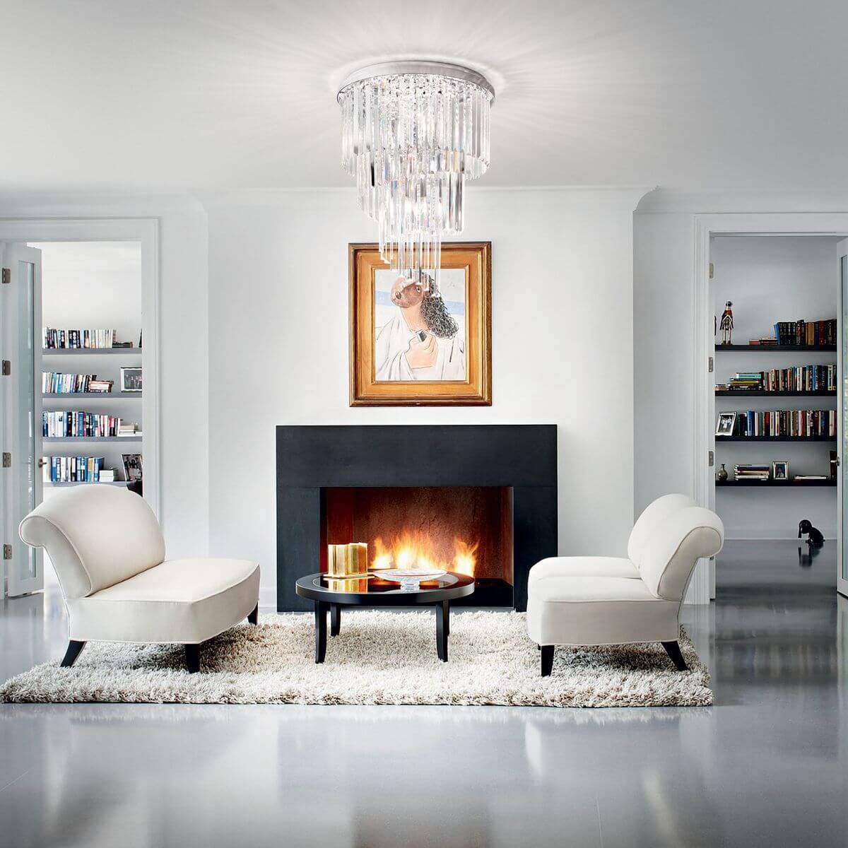 Mise en ambiance du luminaire allumé au-dessus d'une cheminée dans un salon contemporain clair