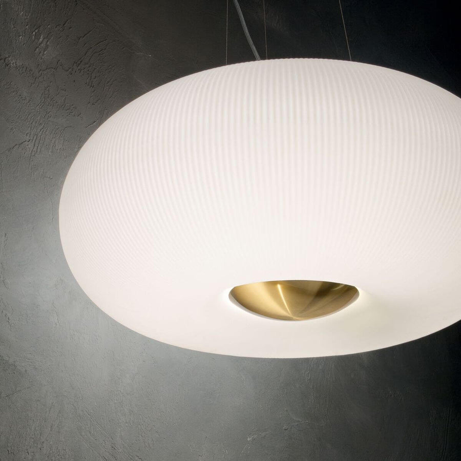Vue en contre-plongée du luminaire allumé sur un mur gris texturé