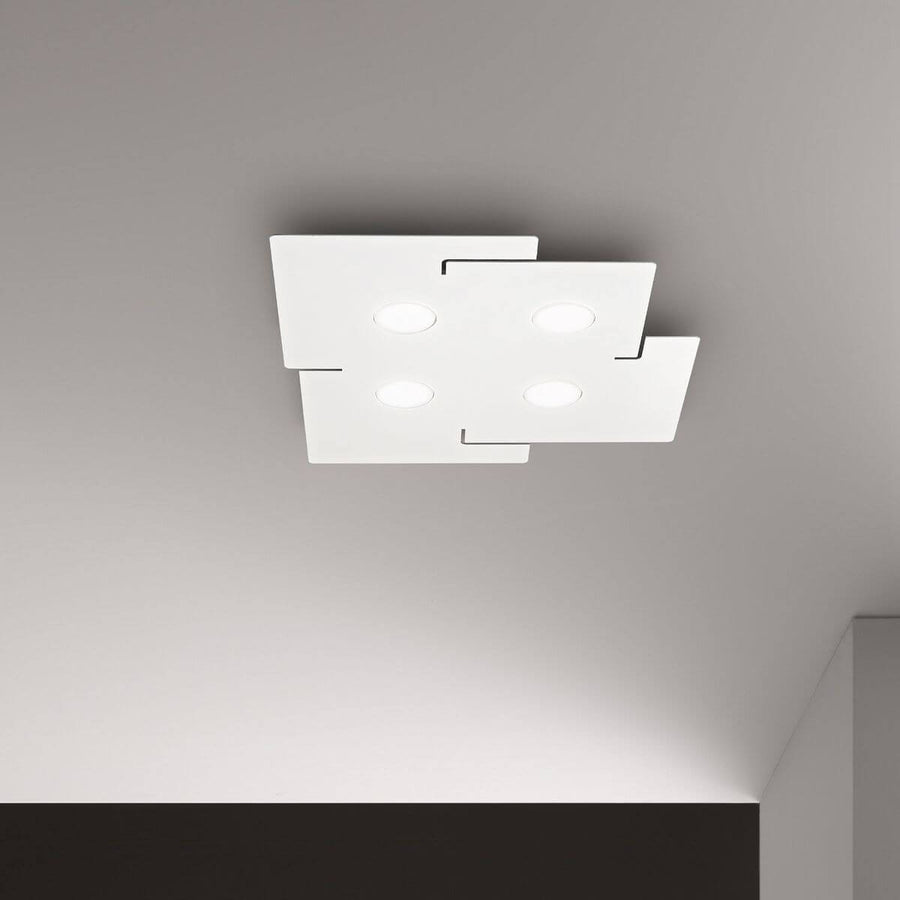 Plafonnier blanc monté au plafond, en situation dans une pièce.