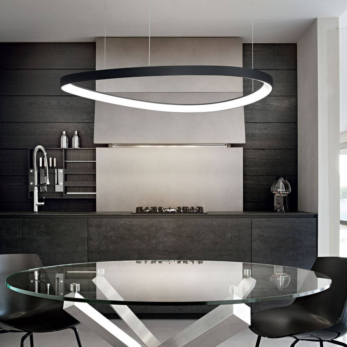 Mise en ambiance au-dessus d'une table ronde dans une cuisine sombre