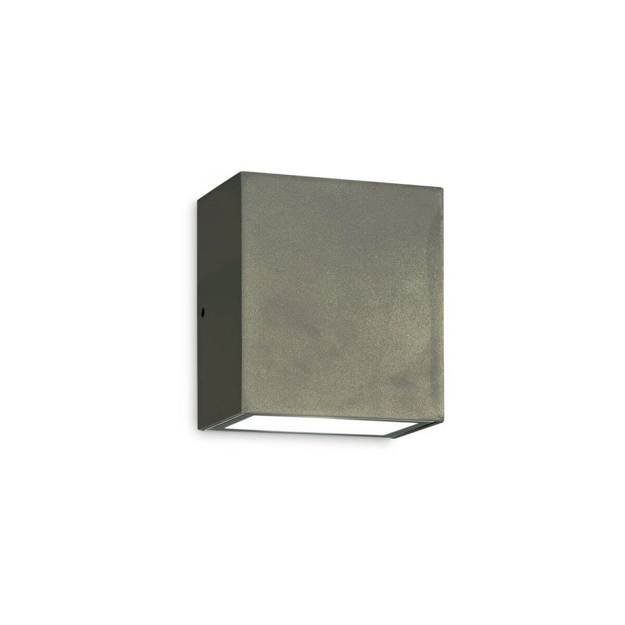 Applique murale cubique anthracite à texture sablée, vue de face sur fond blanc
