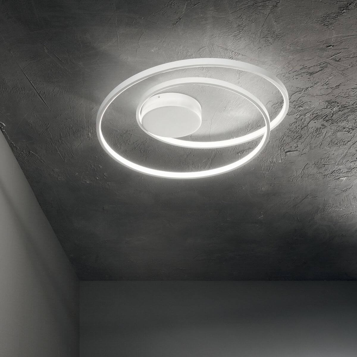 Mise en ambiance du luminaire allumé sur un plafond sombre et texturé