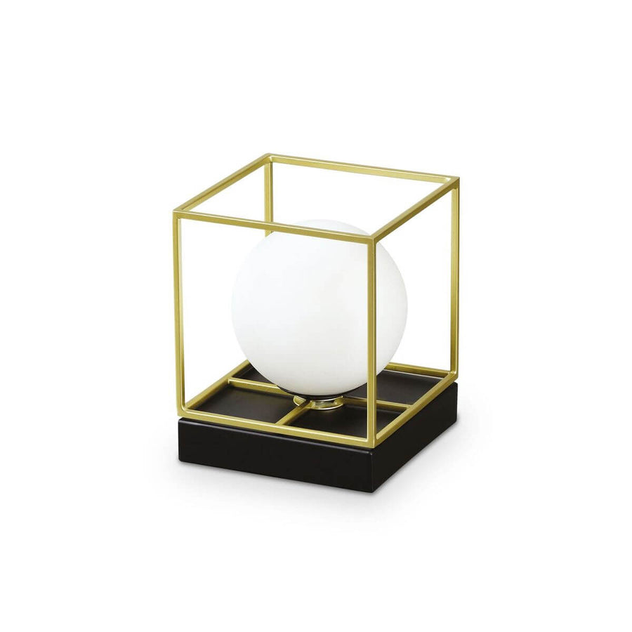 Lampe à poser de face, cube en laiton doré et globe de verre blanc