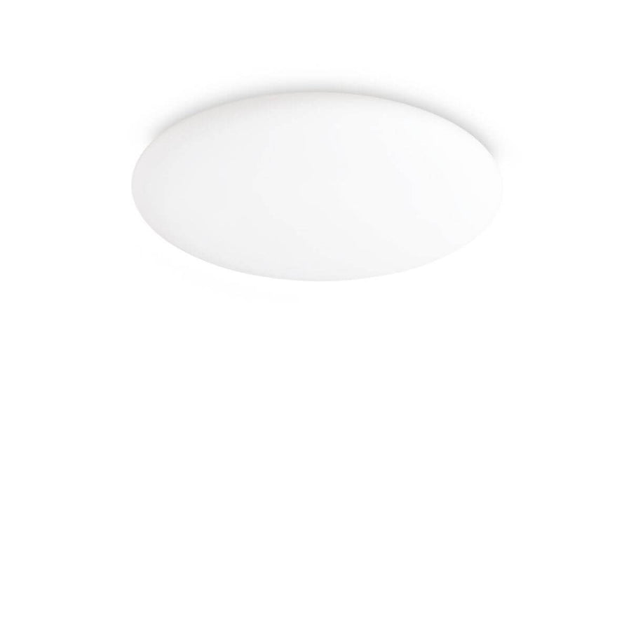 Vue de dessous du plafonnier rond blanc en verre sur fond neutre