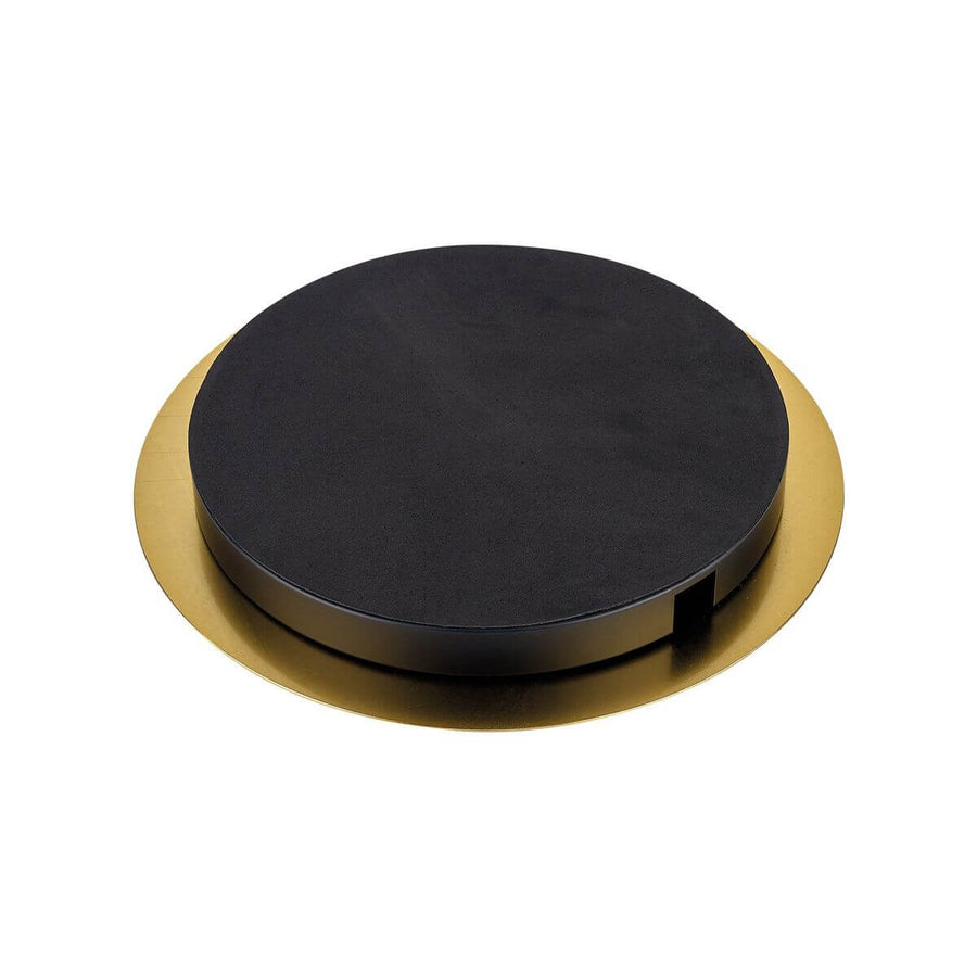 Gros plan sur la base ronde noire et dorée du lampadaire.