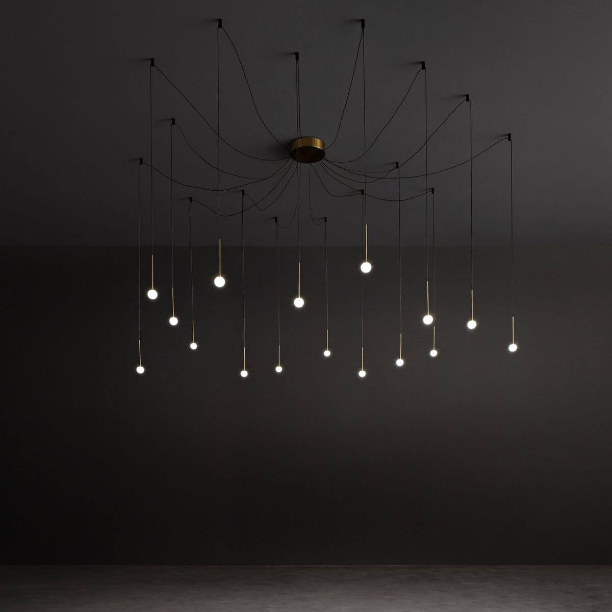 Mise en ambiance sombre du luminaire allumé, petits globes diffusant une lumière chaleureuse.
