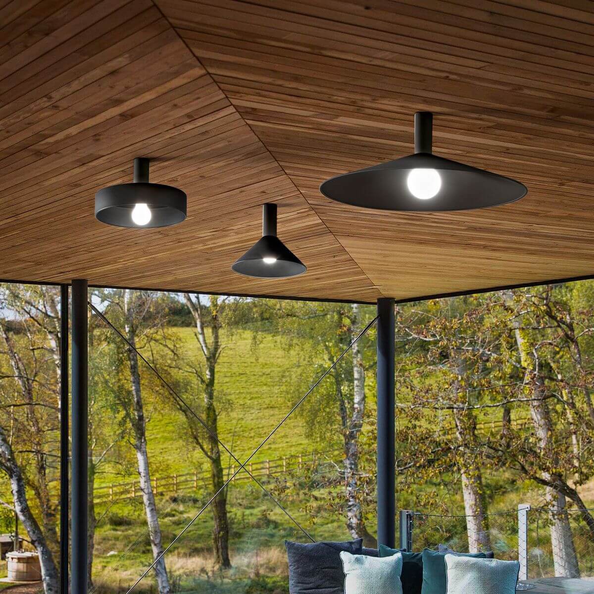 Mise en ambiance sous plafond bois avec trois suspensions allumées