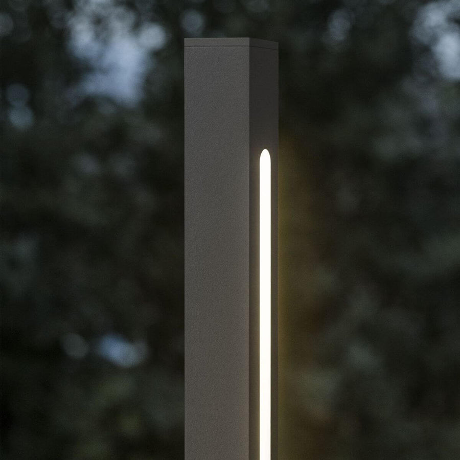 Détail rapproché du bandeau lumineux vertical encastré dans le montant gris