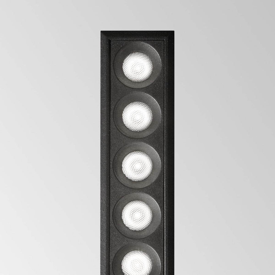 Vue en plongée d'une rangée verticale de modules LED ronds.