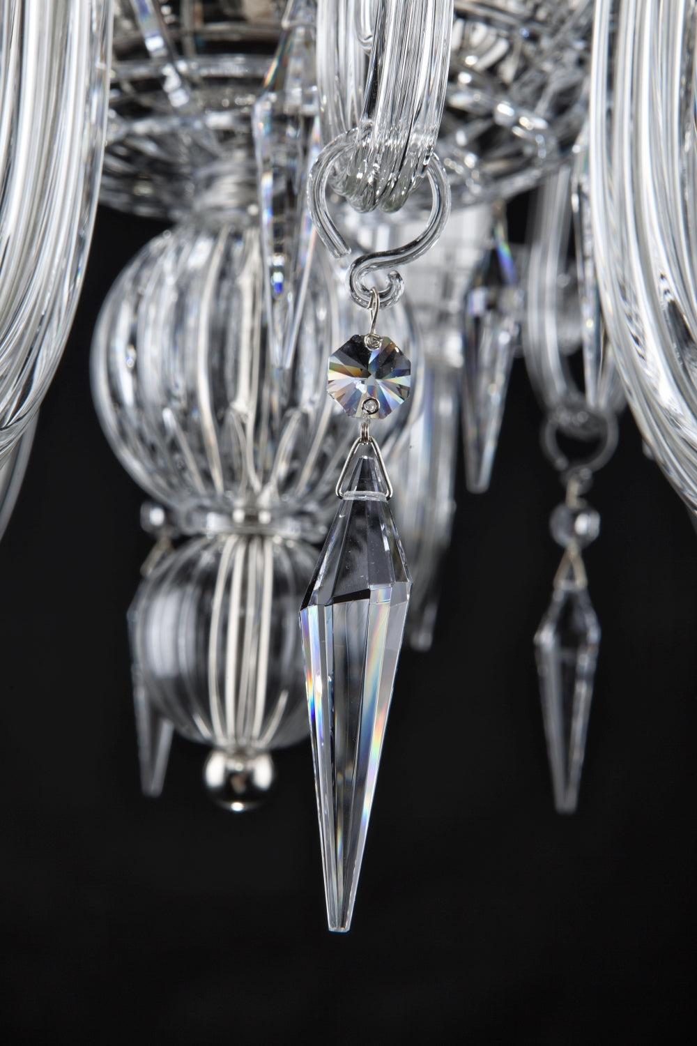 Macro d'une pampille goutte de cristal taillé et de sa bélière métallique