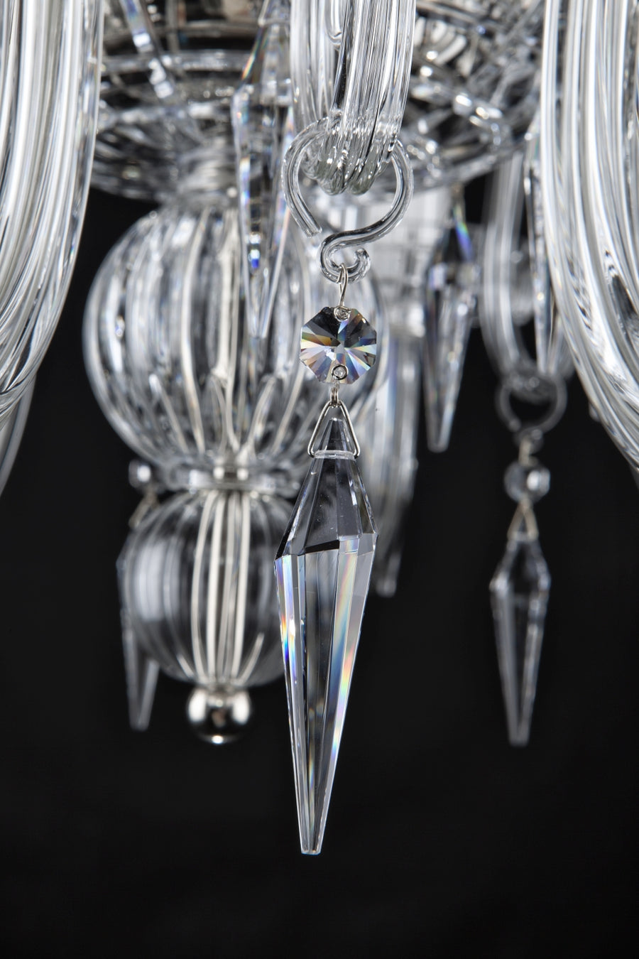 Macro d'une pampille goutte de cristal taillé et de sa bélière métallique