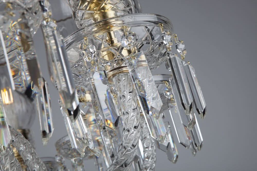Détail des bras torsadés en cristal et de leurs longs prismes tombants