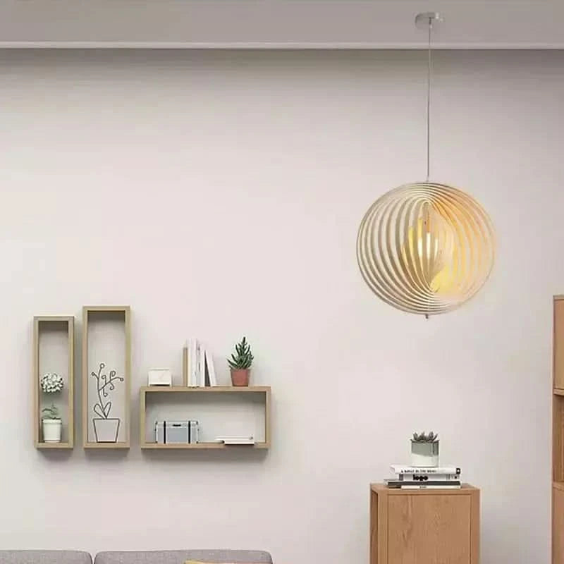 Suspension en lattes de bois clair dans un salon scandinave avec étagères murales