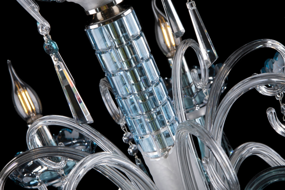 Détail du fût central en cristal bleu facetté entouré de bras de verre recourbés
