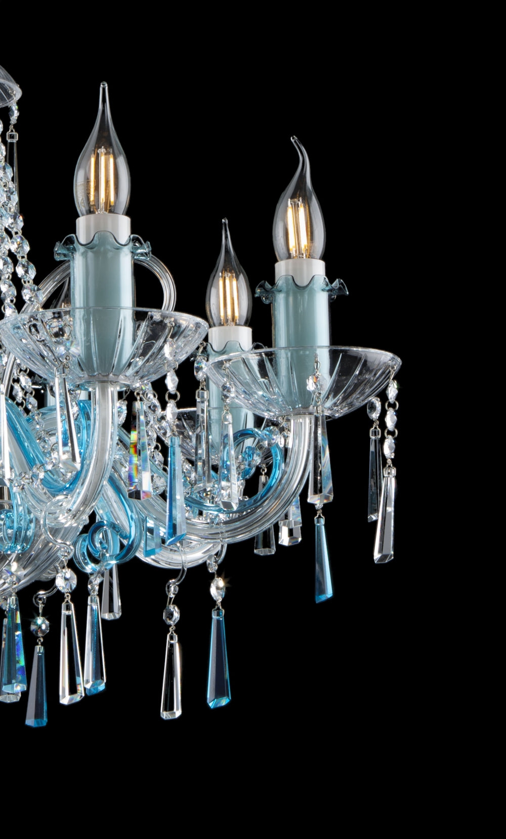 Détail des douilles, bougies de verre bleu et pampilles taillées